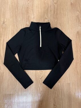 Vuori Black Cropped Quarter-Zip Long Sleeve Top with Cream Zip